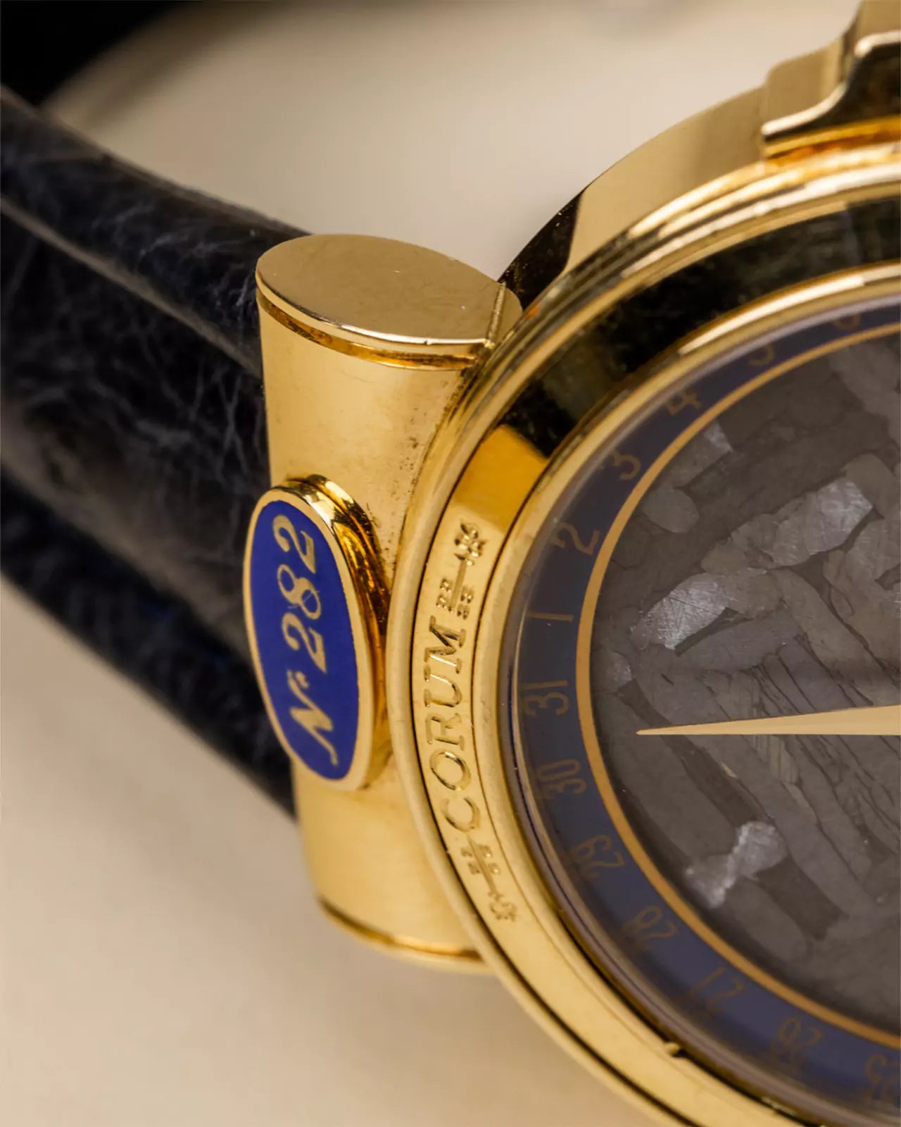 Uhr bei Watch Out Corum Meteoriten Zifferblatt 61.450.56