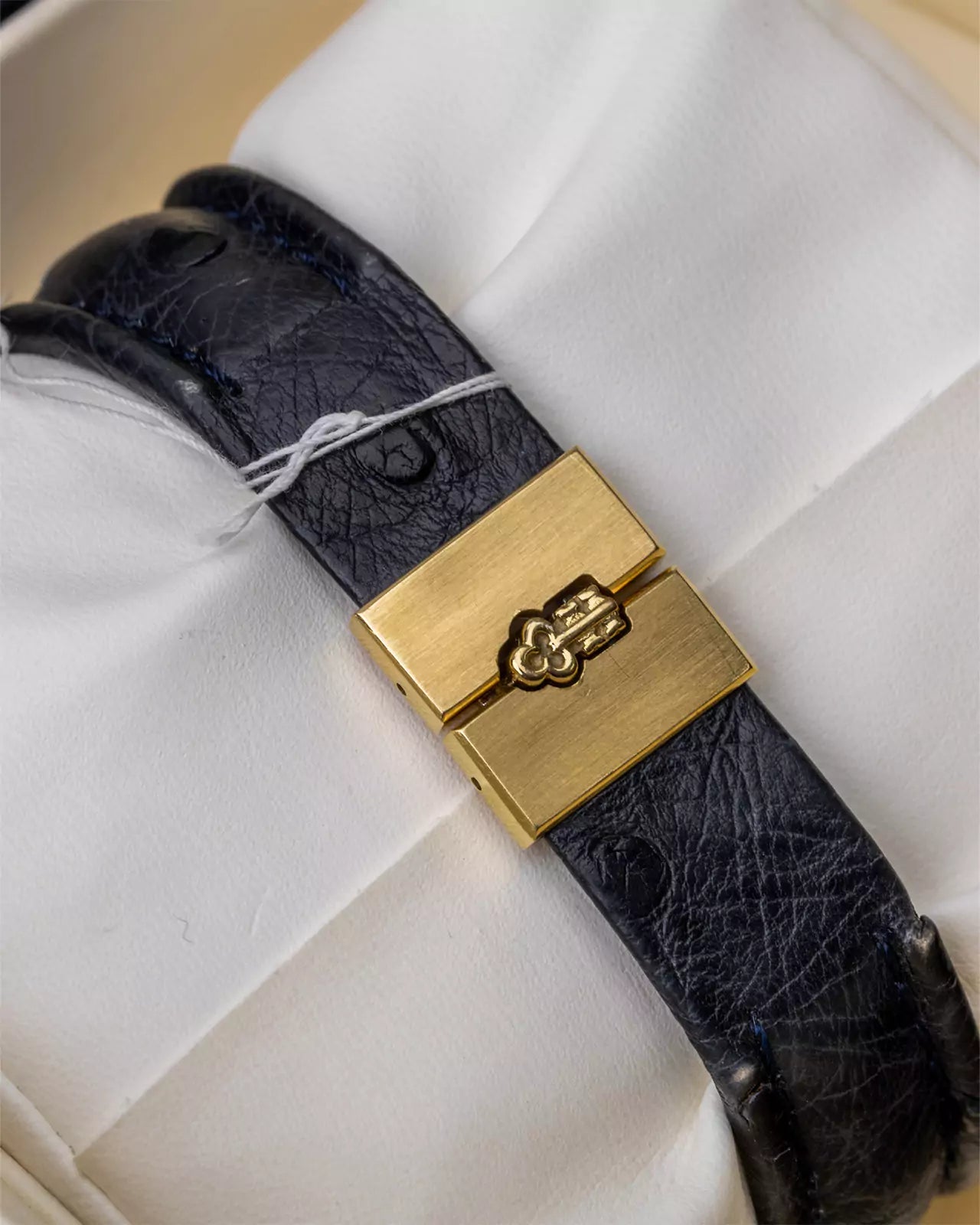 Schließe von Corum Uhr mit Meteoriten Zifferblatt E.Peary