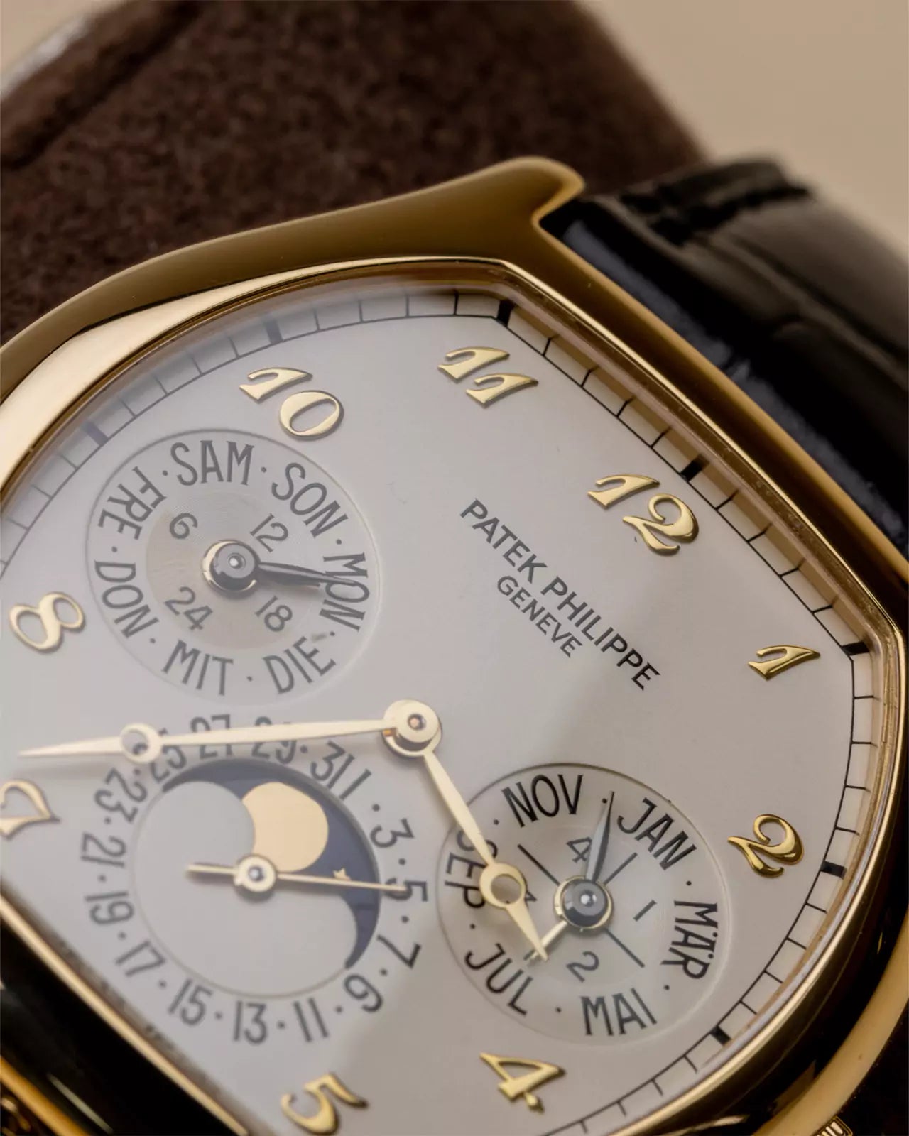 Uhr bei Watch Out Patek Philippe Perpetual Calendar 5040J