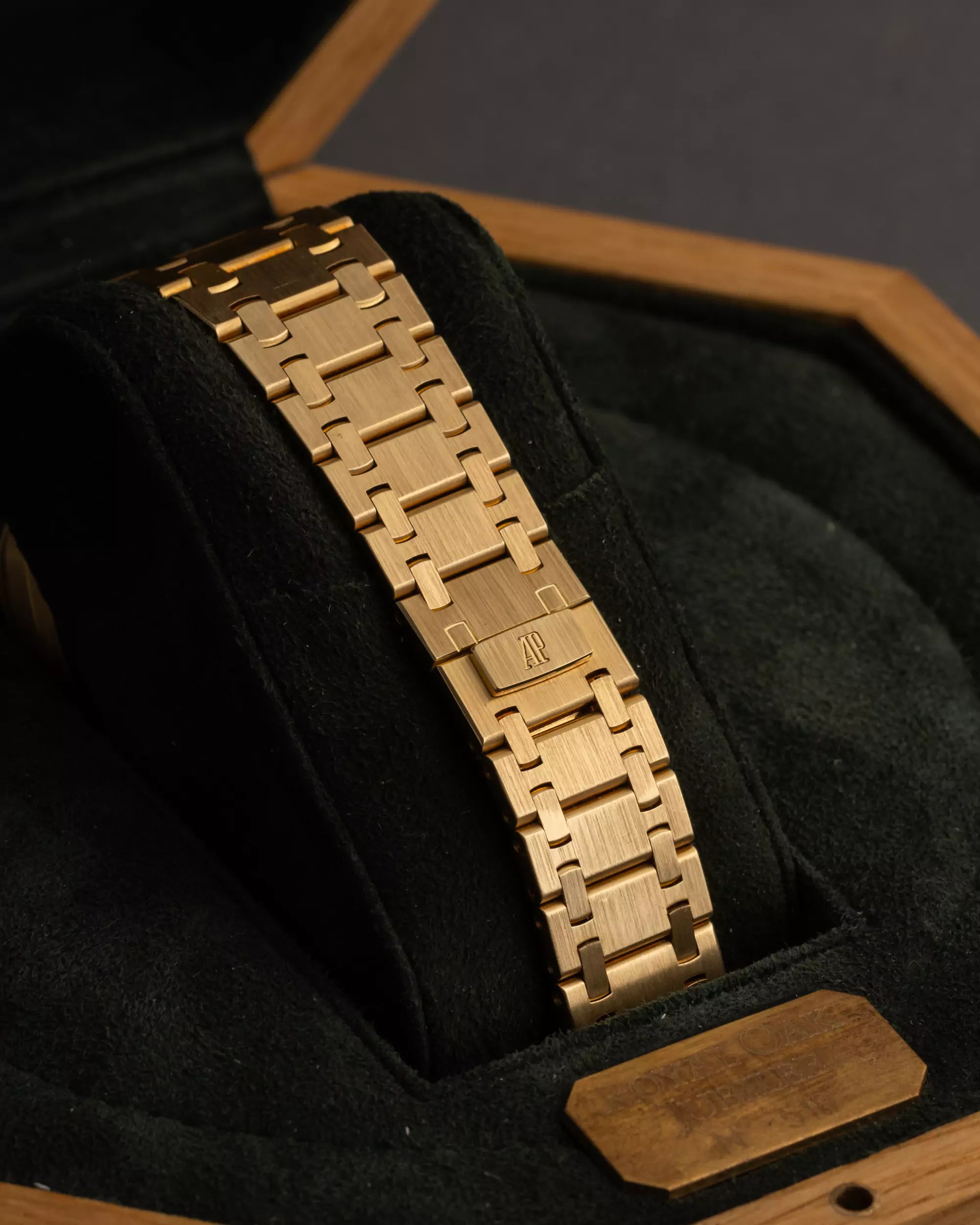 Audemars Piguet Royal Oak "Jumbo" 14802BA.OO.0944BA.01